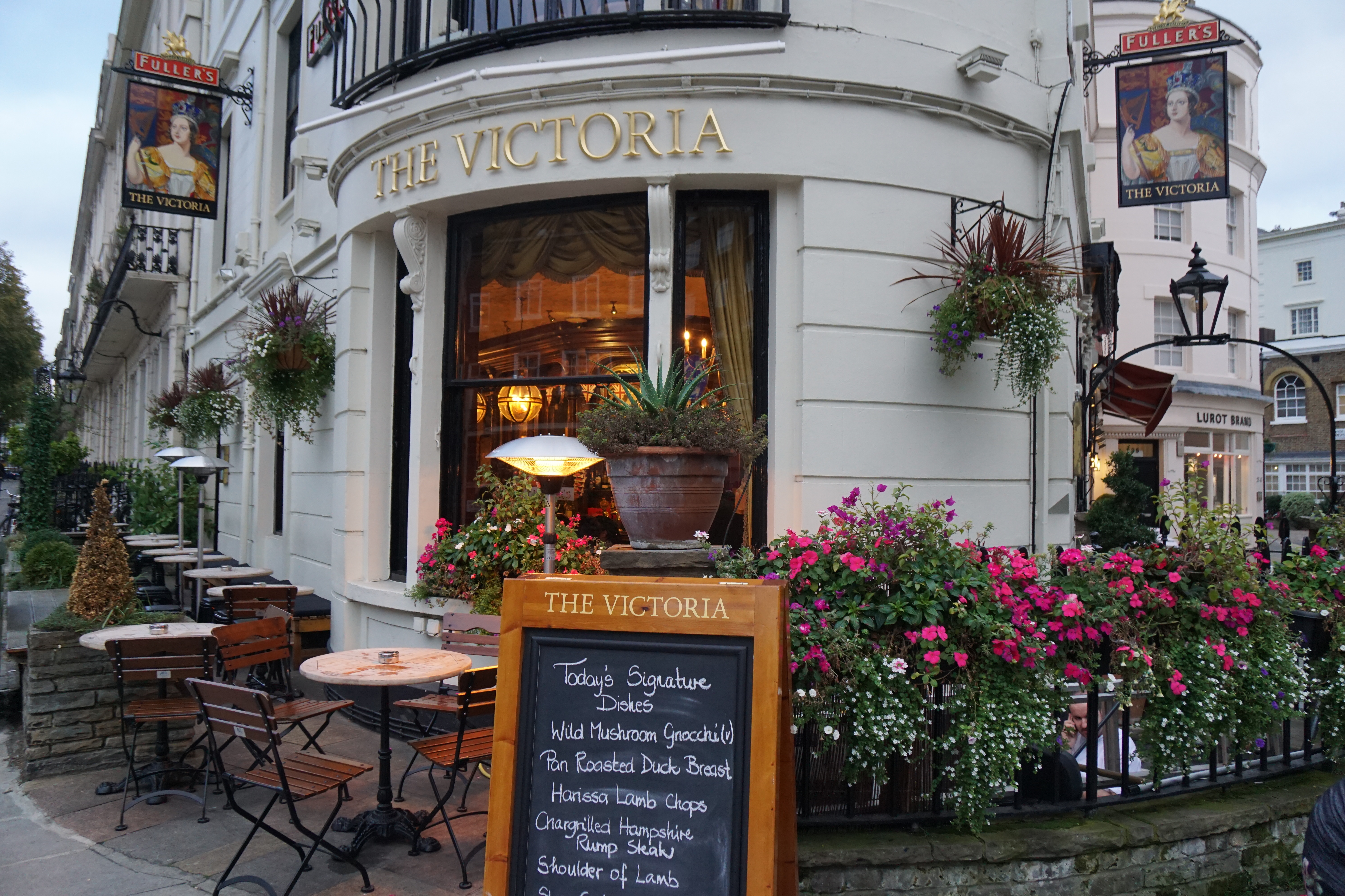 The Victoria Pub: Paddington, London